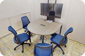 工場内の会議室